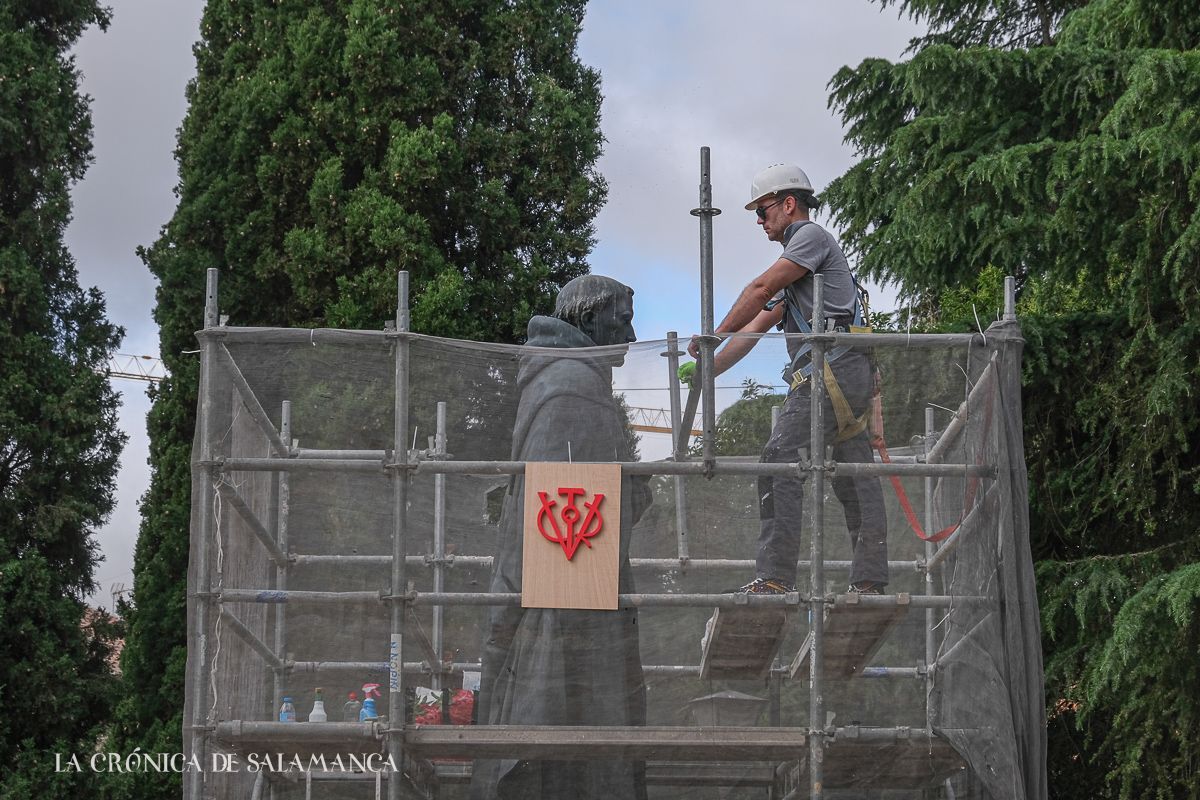 Miguel García restaura la escultura de Francisco de Vitoria. Fotografía. Pablo de la Peña. 
