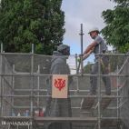 Miguel García restaura la escultura de Francisco de Vitoria. Fotografía. Pablo de la Peña. 