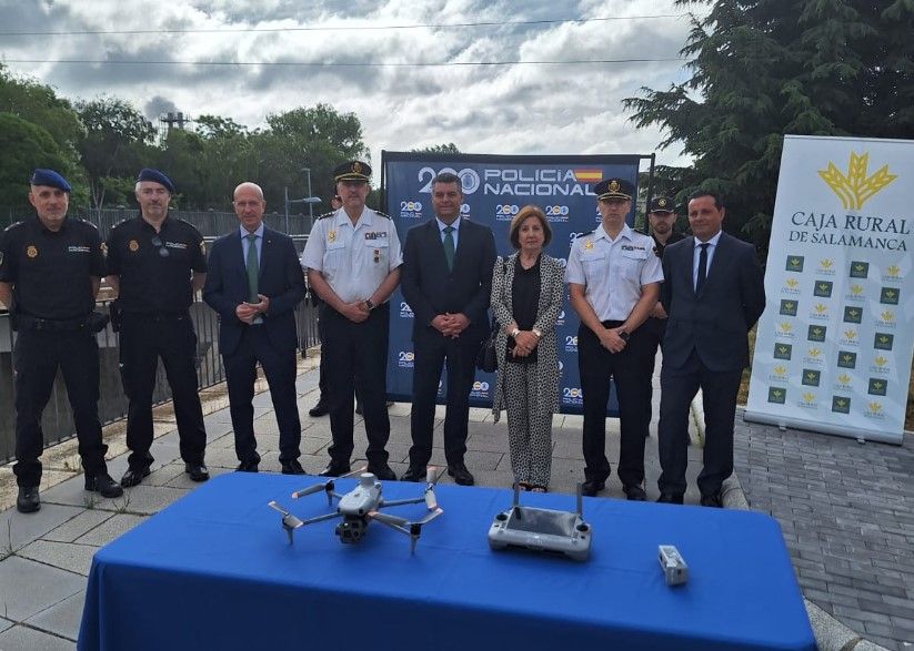 El dron de última generación junto al resto del equipo cedido por Caja Rural a la Policía Nacional de Salamanca.