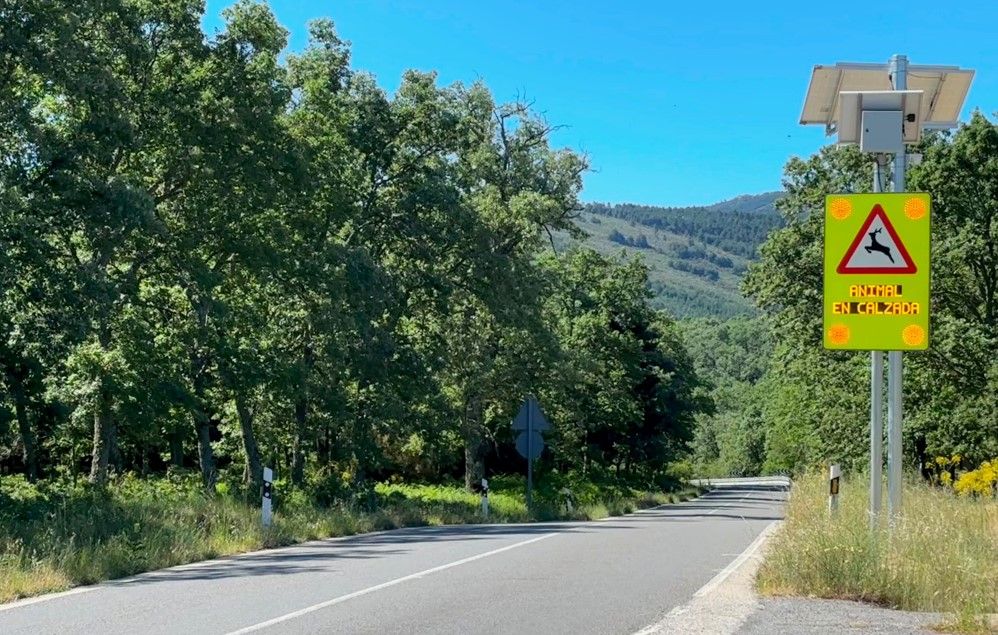 Un panel instalado en una carretera de la sierra.