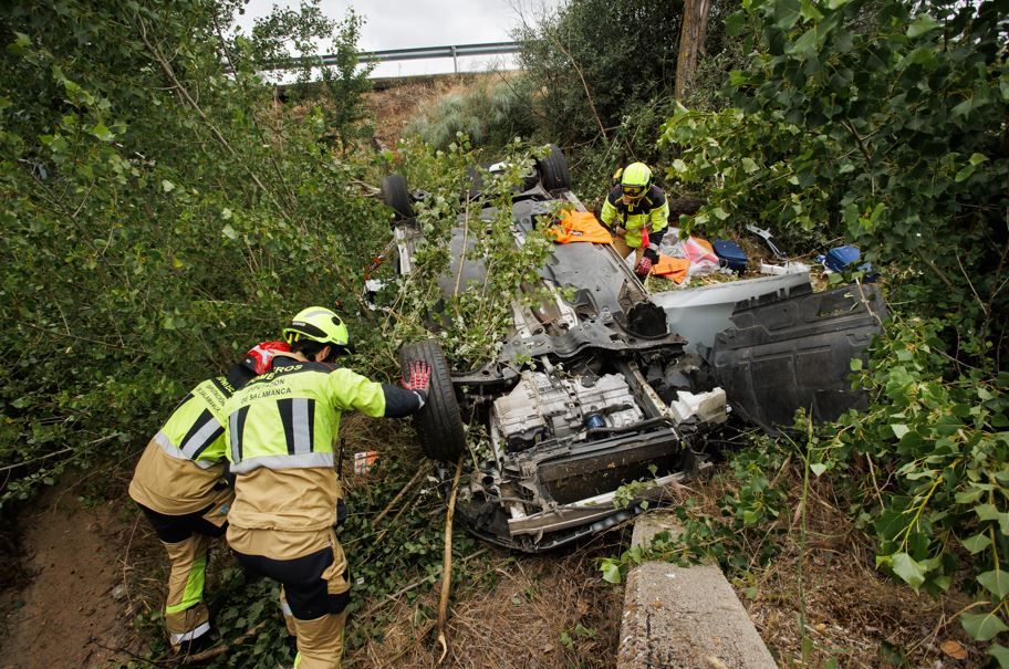 Los Bomberos excarcelaron a las mujeres atrapadas en el vehículo siniestrado. (Ical/Vicente)