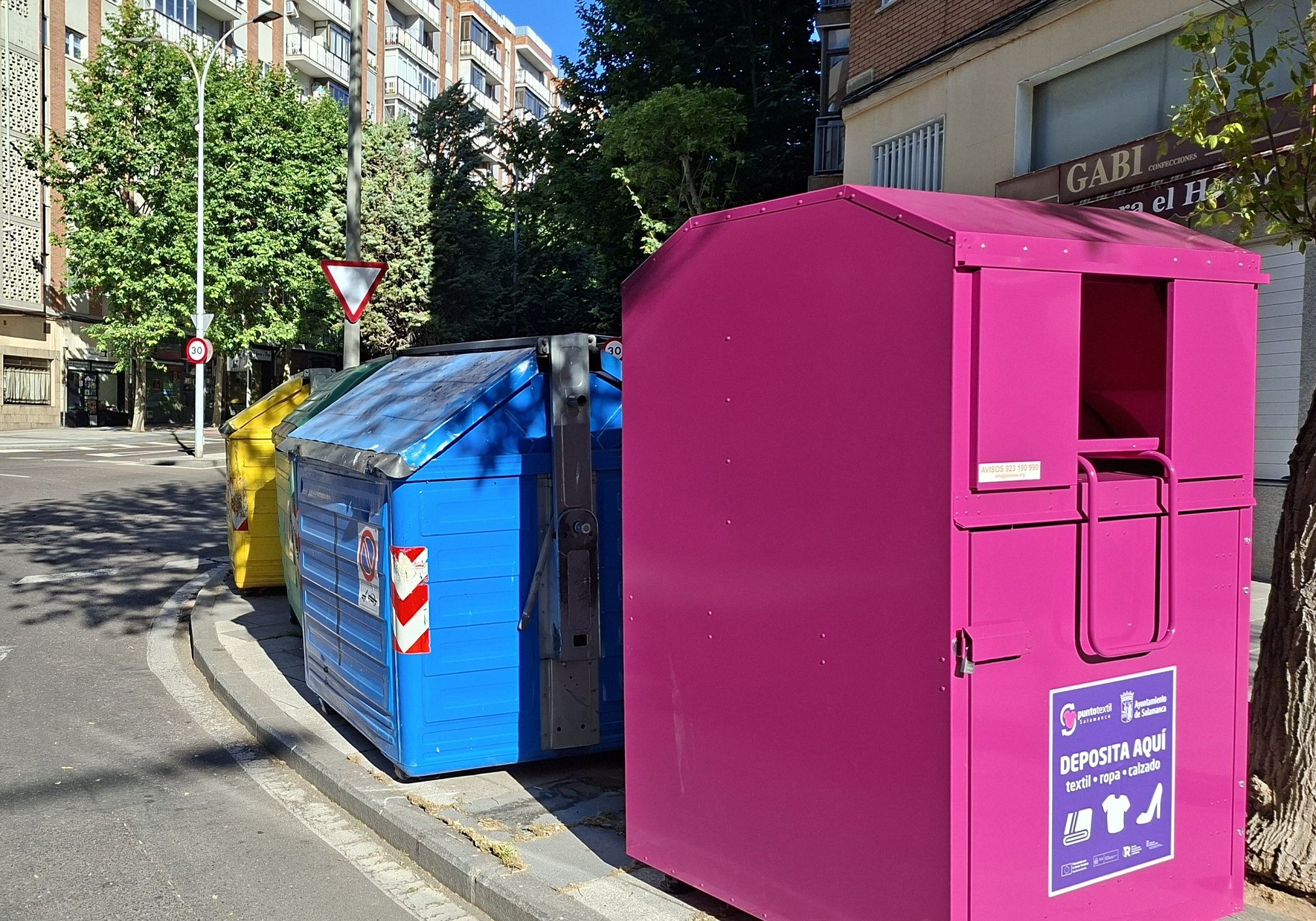 Los nuevos contenedores morados para el reciclaje de textil y calzado. 
