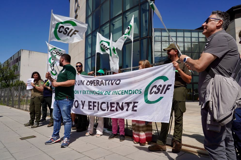 Delegados de CSIF protestas ante el centro de Defensa del Fuego de León, donde Suárez Quiñones presentaba el dispositivo de este verano. (Ical)