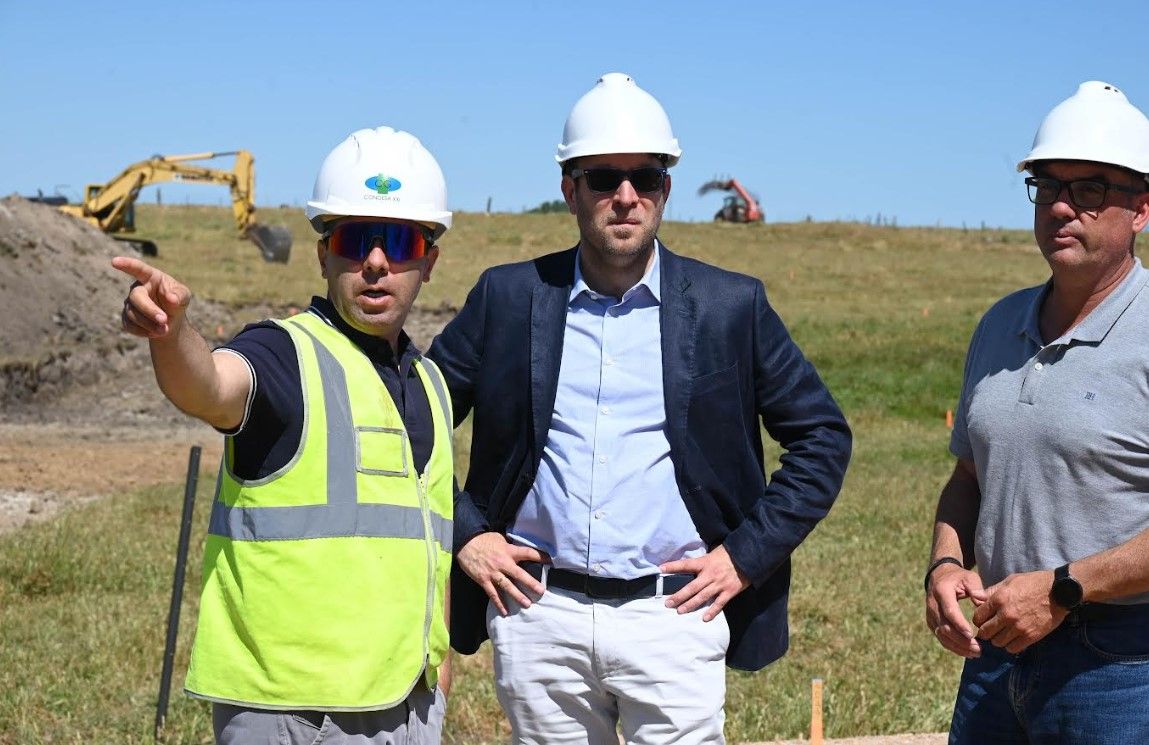 El alcalde visita las obras del nuevo polígono.