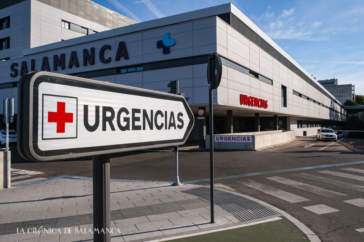 Ambulancias en urgencias del hospital de Salamanca. Fotografía. Pablo de la Peña. (ARCHIVO) 