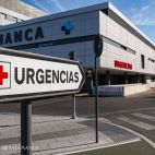 Ambulancias en urgencias del hospital de Salamanca. Fotografía. Pablo de la Peña. (ARCHIVO) 