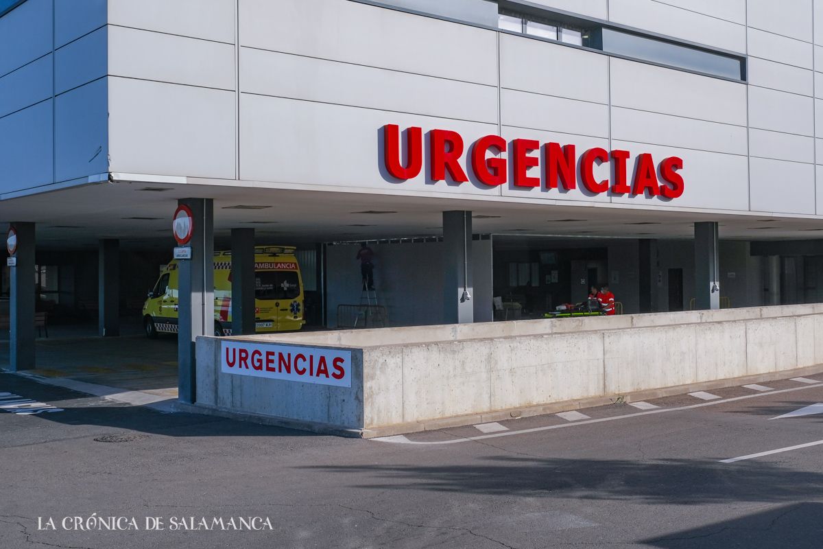 Ambulancias en urgencias del hospital de Salamanca. Fotografía. Pablo de la Peña. (ARCHIVO) 
