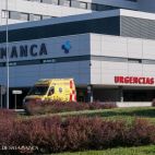 Ambulancias en urgencias del hospital de Salamanca. Fotografía. Pablo de la Peña. (ARCHIVO) 