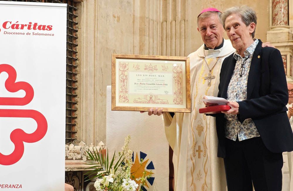 Carmen Calzada, vinculada a Cáritas desde la década de los setenta y directora de la entidad durante 26 años, recibió por sorpresa la medalla Pro Ecclesia et Pontifice