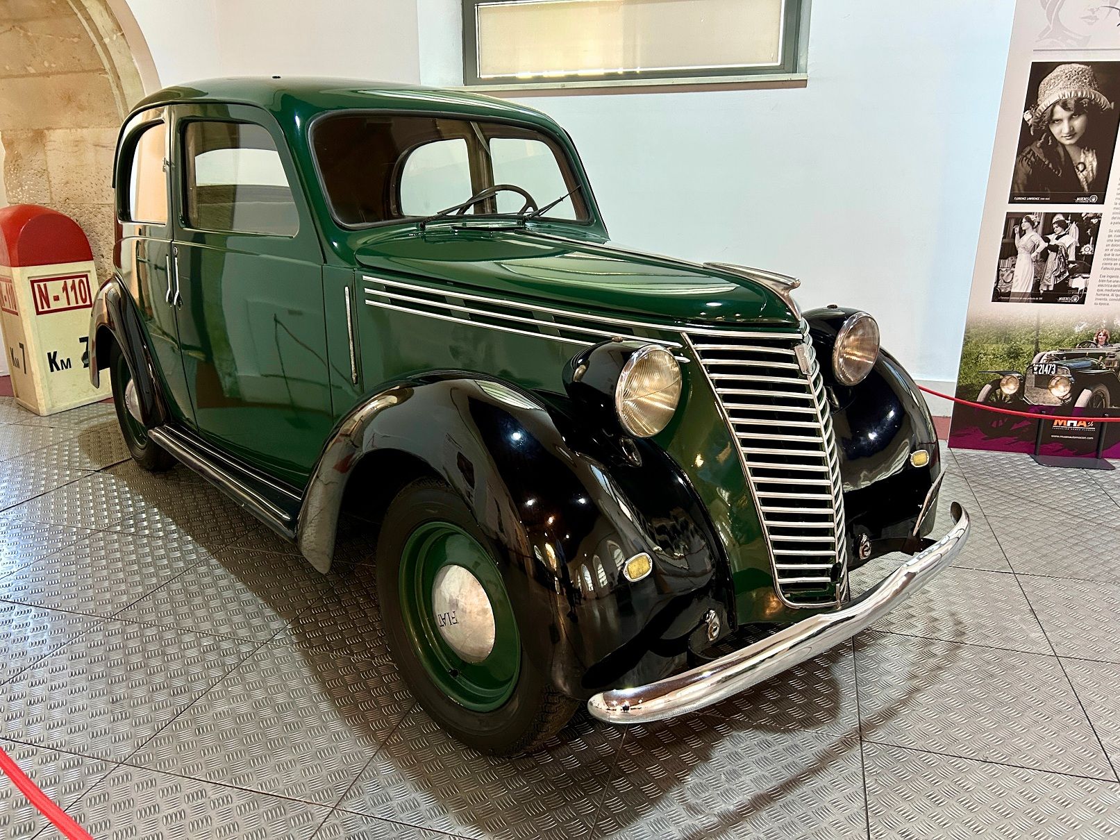 El vehículo expuesto forma parte de la evolución del popular FIAT Balilla, presentado en 1932, un pequeño coche de aires americanizados. El vehículo expuesto forma parte de la evolución del popular FIAT Balilla, presentado en 1932, un pequeño coche de aires americanizados.
