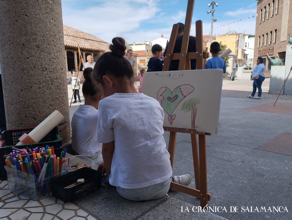 Los artistas infantiles, este viernes en la Plaza Mayor de Carbajosa.