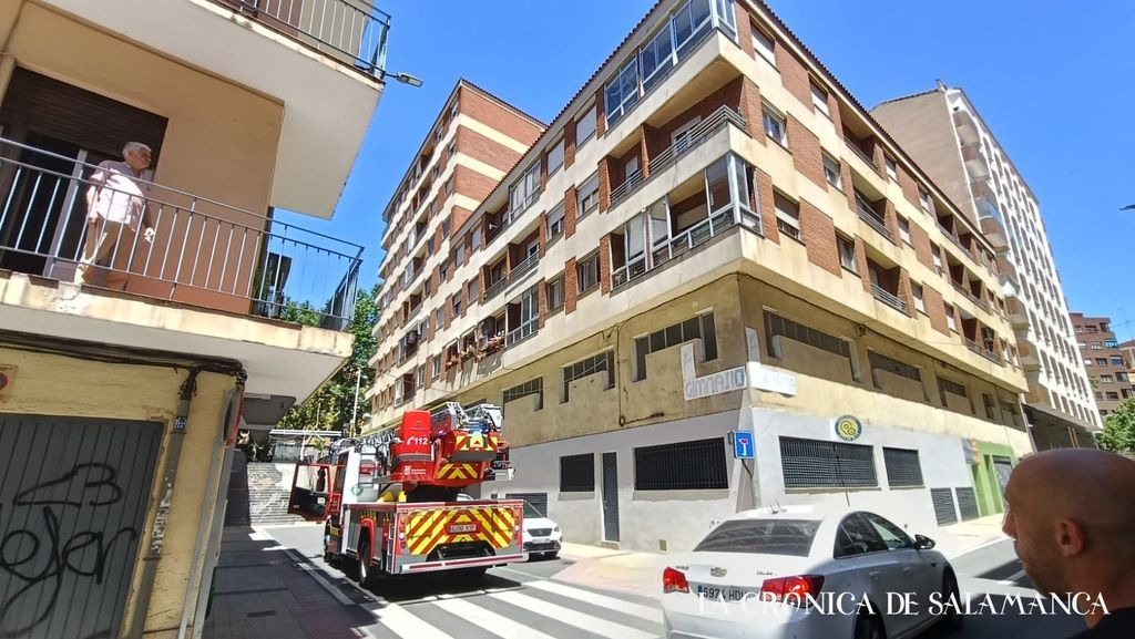 Las emergencias antes el edificio donde se produjo la emergencia. (Fotos: Pablo de la Peña)