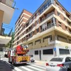 Las emergencias antes el edificio donde se produjo la emergencia. (Fotos: Pablo de la Peña)