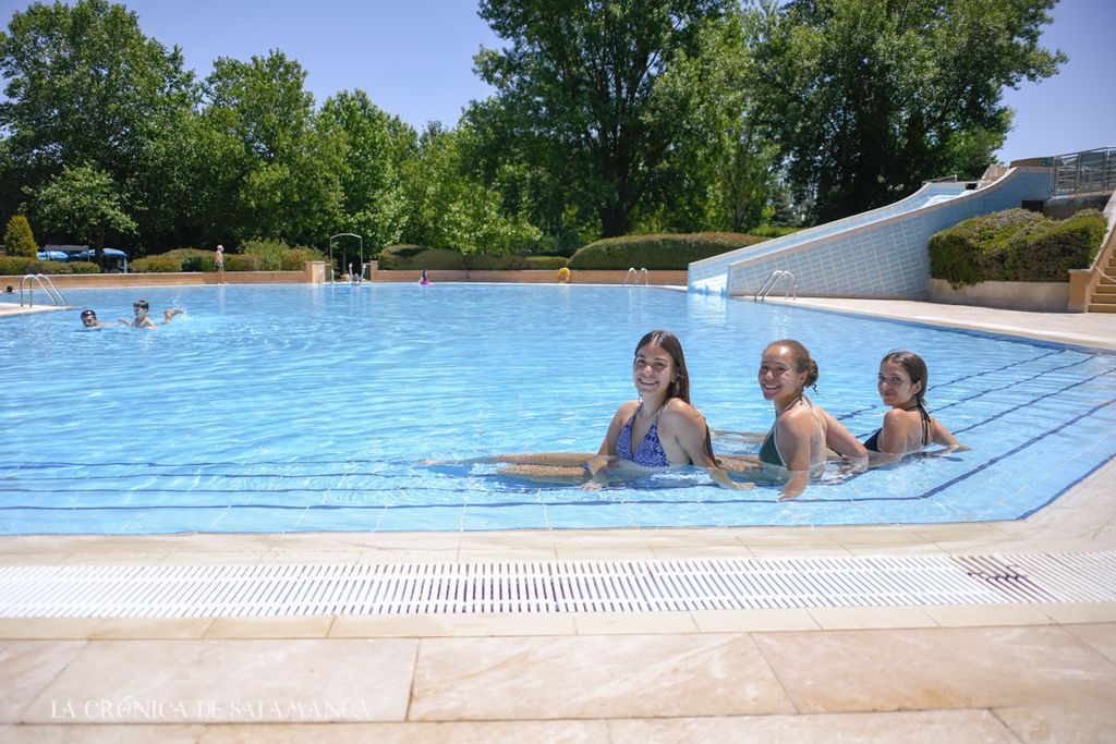 Algunas de las primeras usuarias de las piscinas de La Aldehuela. (Foto: Pablo de la Peña)