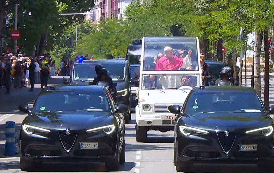 El Papa, en su recorrido por Madrid en el papamóvil.