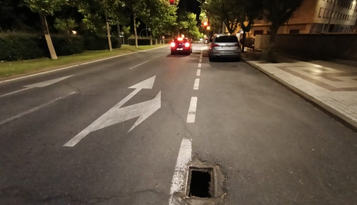 El hueco que ha quedado tras desaparecer la tapa de la alcantarilla. El hueco que ha quedado tras desaparecer la tapa de la alcantarilla.