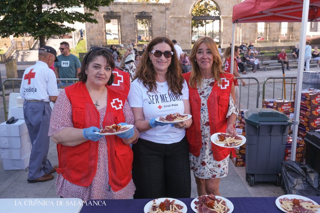 Hubo raciones de jamón a precios solidarios. (Foto: Pablo de la Peña)