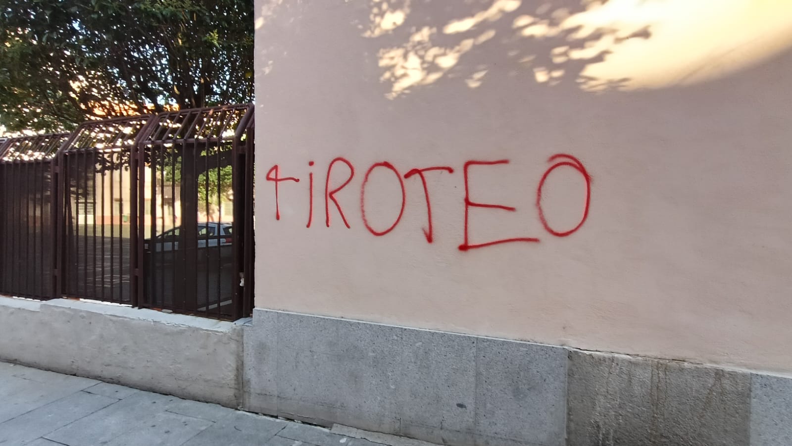 Una pintada en el colegio Francisco de Vitoria.