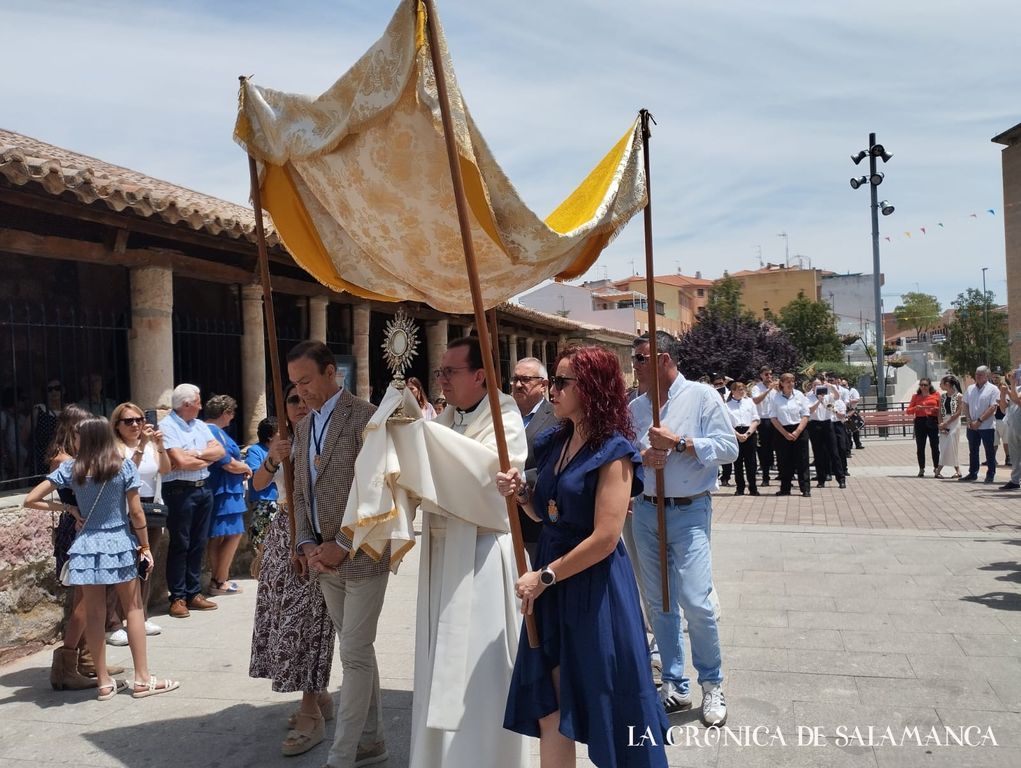 Misa y procesión del Corpus en Carbajosa Misa y procesión del Corpus en Carbajosa