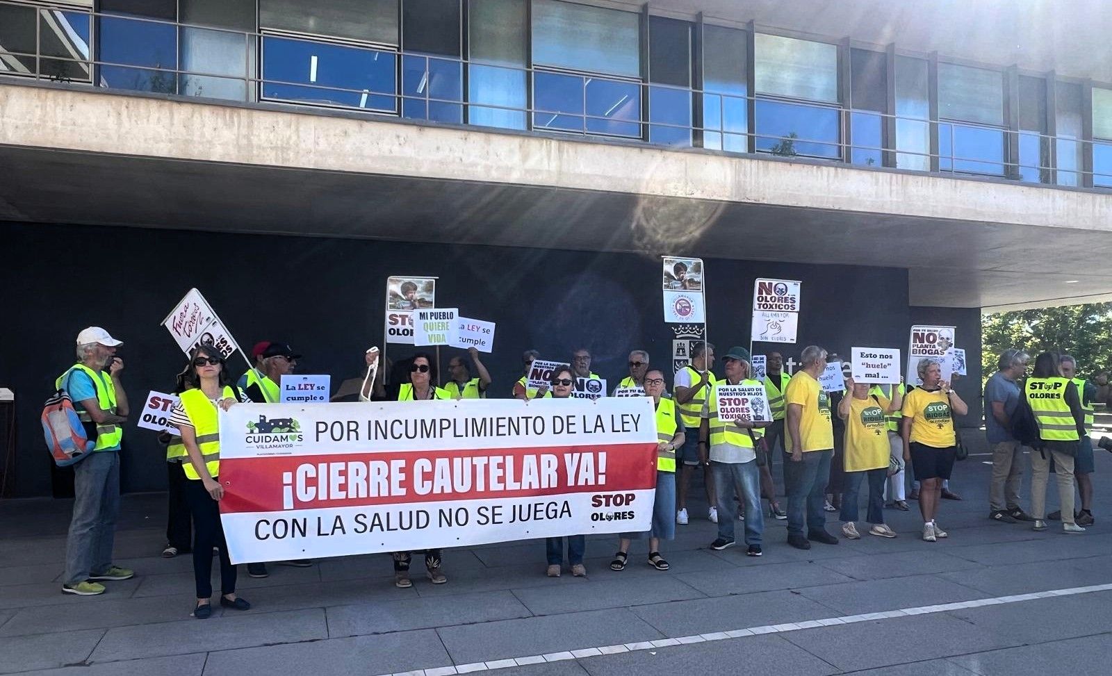 Las plataformas Cuidamos Villamayor, Stop Olores y Stop Biogás Tornadizos se concentran en la delegación de la Junta. 
