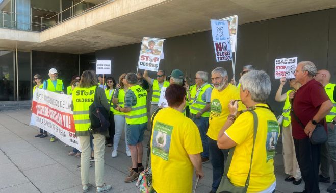 Las plataformas Cuidamos Villamayor, Stop Olores y Stop Biogás Tornadizos se concentran en la delegación de la Junta. Las plataformas Cuidamos Villamayor, Stop Olores y Stop Biogás Tornadizos se concentran en la delegación de la Junta.