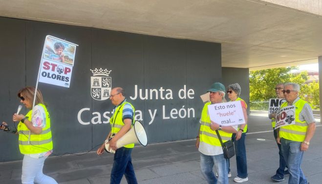 Las plataformas Cuidamos Villamayor, Stop Olores y Stop Biogás Tornadizos se concentran en la delegación de la Junta. Las plataformas Cuidamos Villamayor, Stop Olores y Stop Biogás Tornadizos se concentran en la delegación de la Junta.