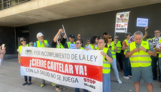 Las plataformas Cuidamos Villamayor, Stop Olores y Stop Biogás Tornadizos se concentran en la delegación de la Junta. Las plataformas Cuidamos Villamayor, Stop Olores y Stop Biogás Tornadizos se concentran en la delegación de la Junta.