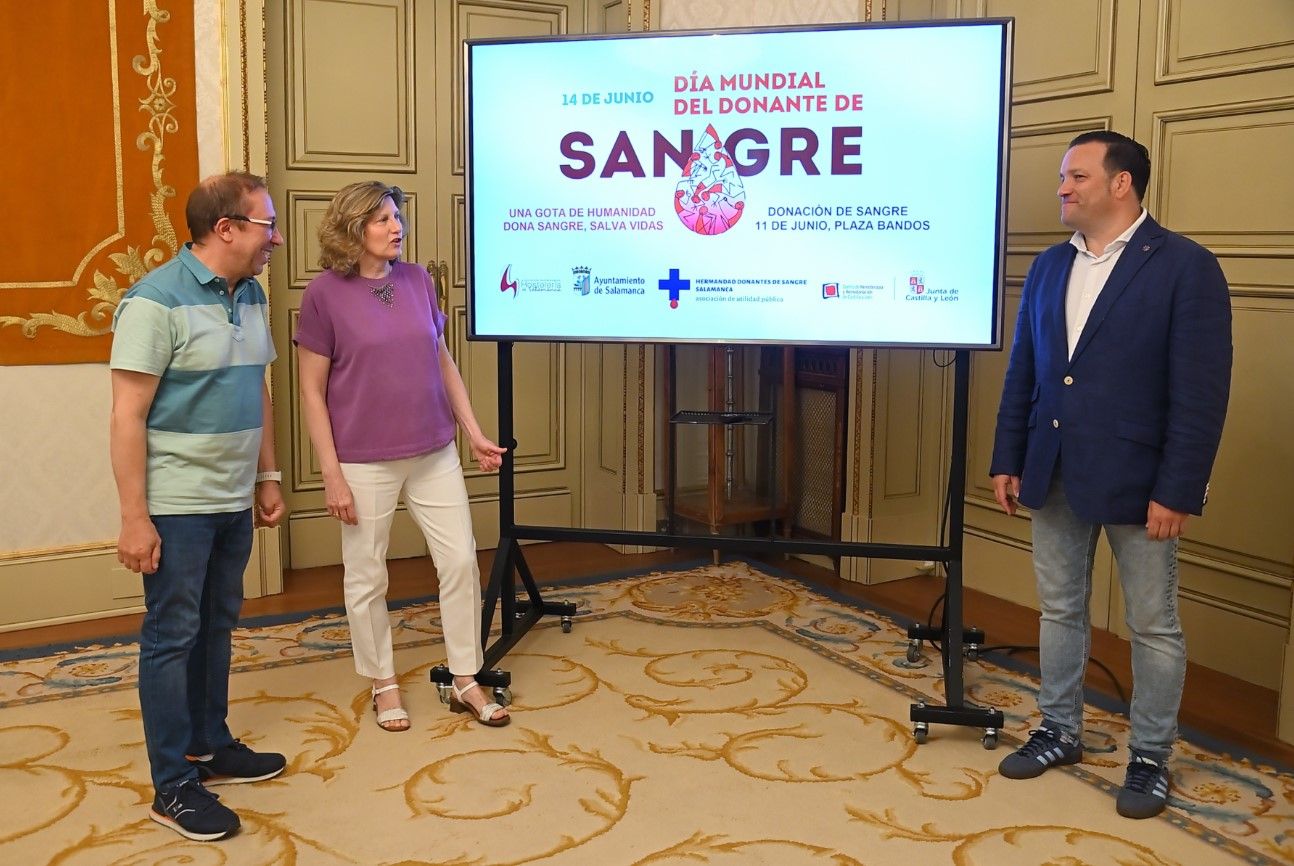 De izq a drcha. Fernando Barbero, presidente de la Hermandad de Donantes de Salamanca, Vega Villar, concejala de Salud Pública, y Jorge Moro, presidente de la Asociación de Empresarios de Hostelería. De izq a drcha. Fernando Barbero, presidente de la Hermandad de Donantes de Salamanca, Vega Villar, concejala de Salud Pública, y Jorge Moro, presidente de la Asociación de Empresarios de Hostelería.