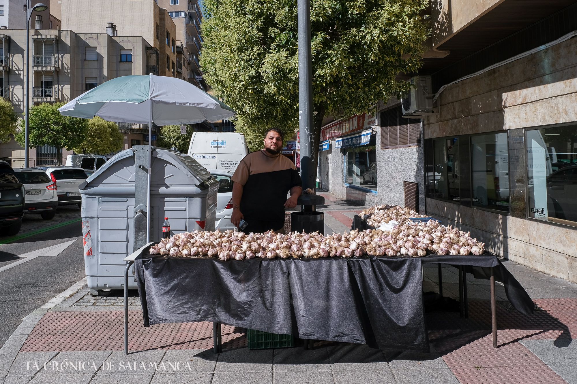 Uno de los puestos de ajos ubicados en las inmediaciones del mercado de San Juan. Fotografía. Pablo de la Peña. 