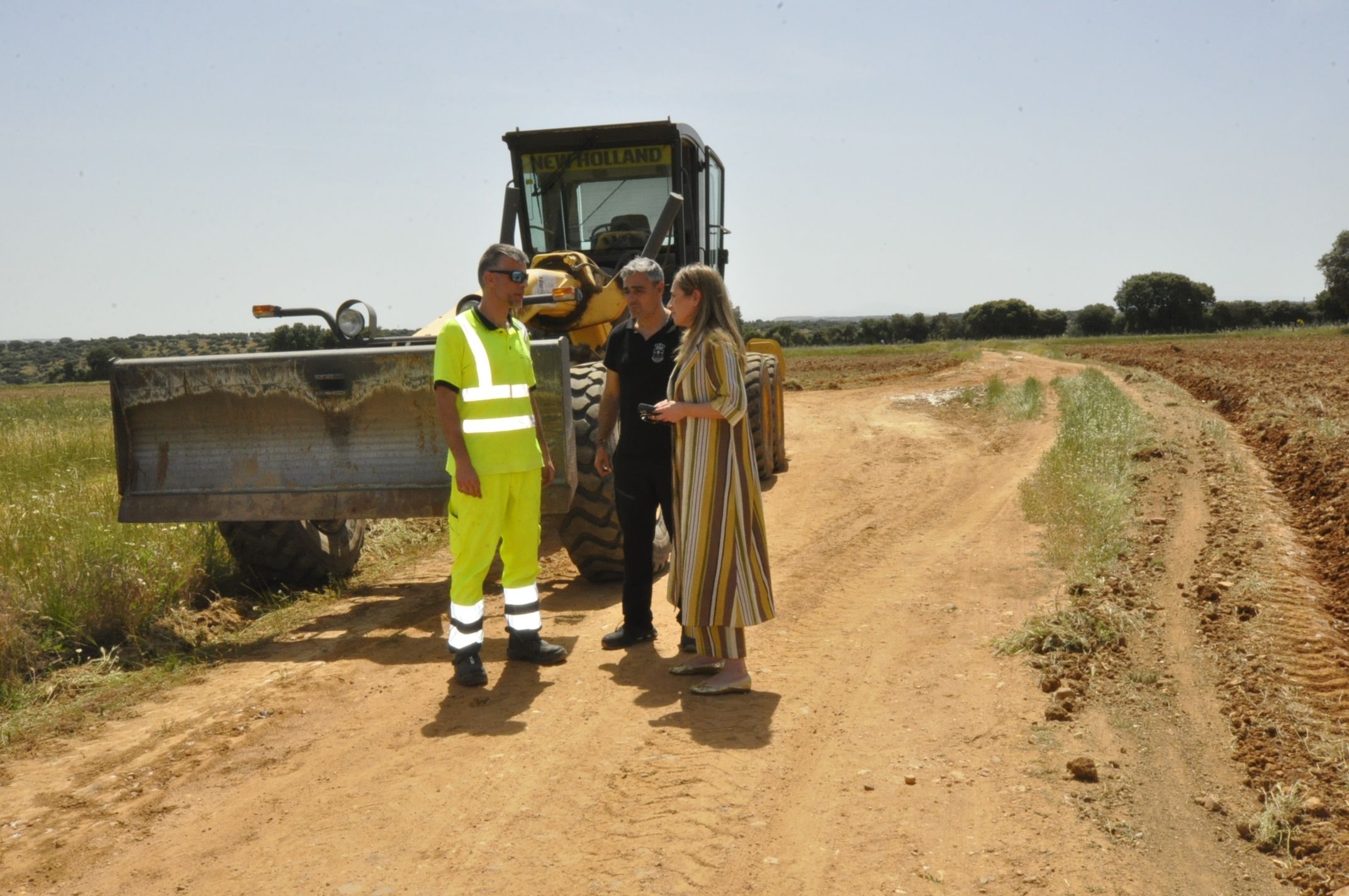  La concejal de Obras, Parques y Jardines, Marta Labrador, junto a los operarios. 