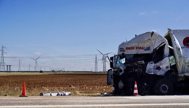 Miriam Chacón / ICAL. Un fallecido en una colisión frontal entre dos camiones en la N-601, en La Mudarra (Valladolid) Miriam Chacón / ICAL. Un fallecido en una colisión frontal entre dos camiones en la N-601, en La Mudarra (Valladolid)