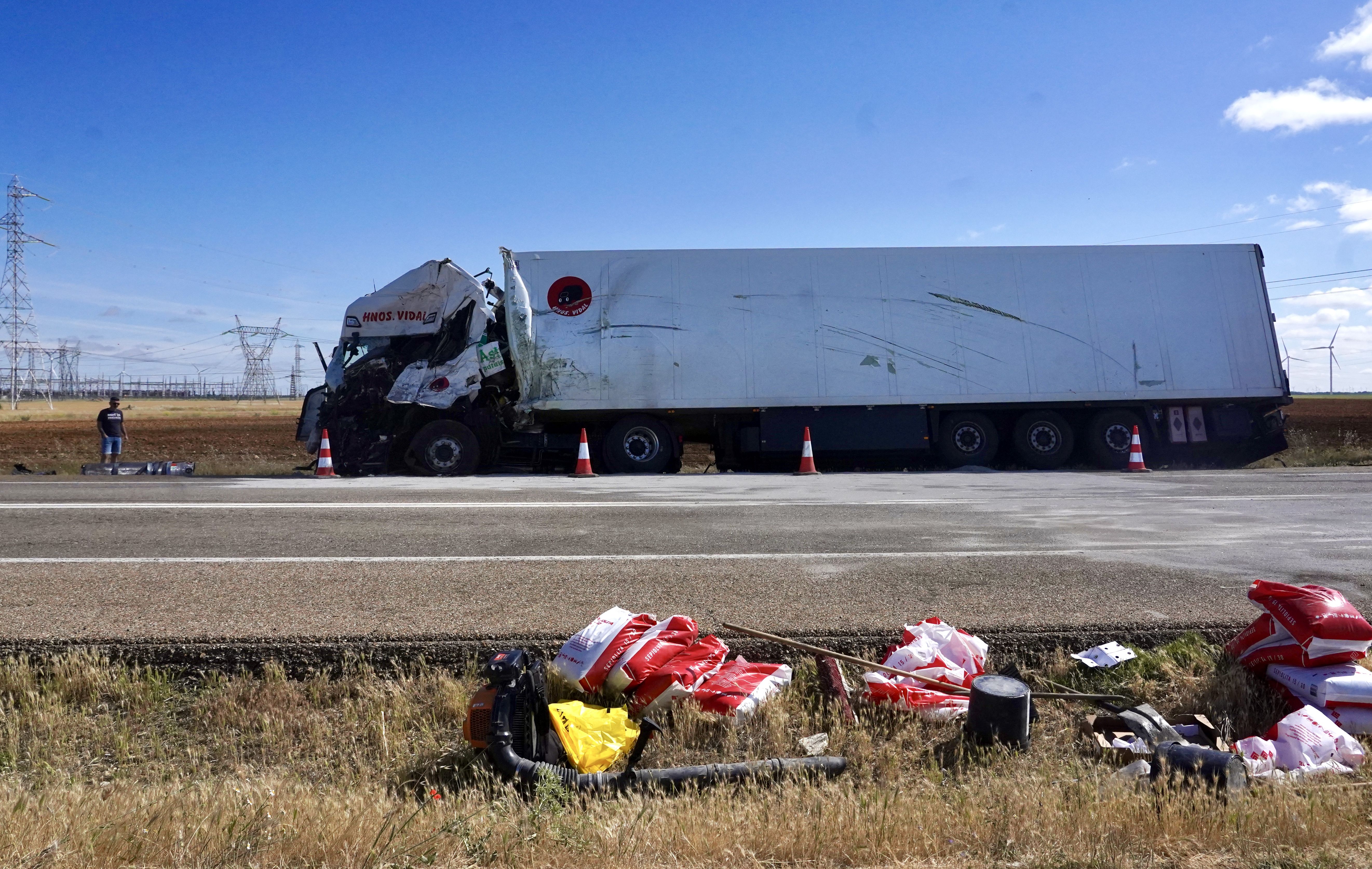 Miriam Chacón / ICAL. Un fallecido en una colisión frontal entre dos camiones en la N-601, en La Mudarra (Valladolid)
