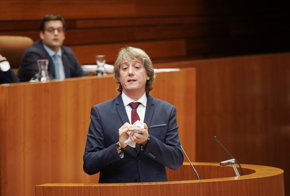 Carlos Martínez le deja el gurruño a Mañueco en la tribuna de oradores de Las Cortes. (Ical) Carlos Martínez le deja el gurruño a Mañueco en la tribuna de oradores de Las Cortes. (Ical)