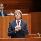 Carlos Martínez le deja el gurruño a Mañueco en la tribuna de oradores de Las Cortes. (Ical)