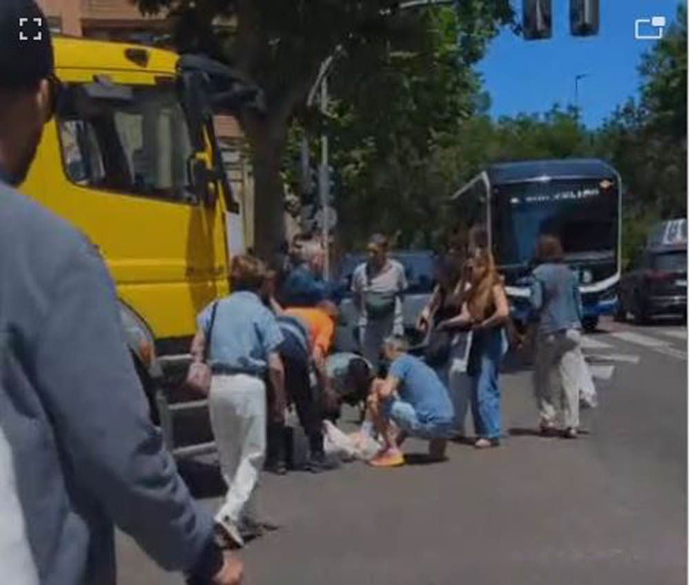 Un buen numero de personas socorren a la persona herida.