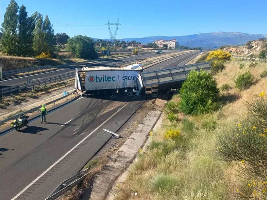 Los dos camiones accidentados en la A-66. 