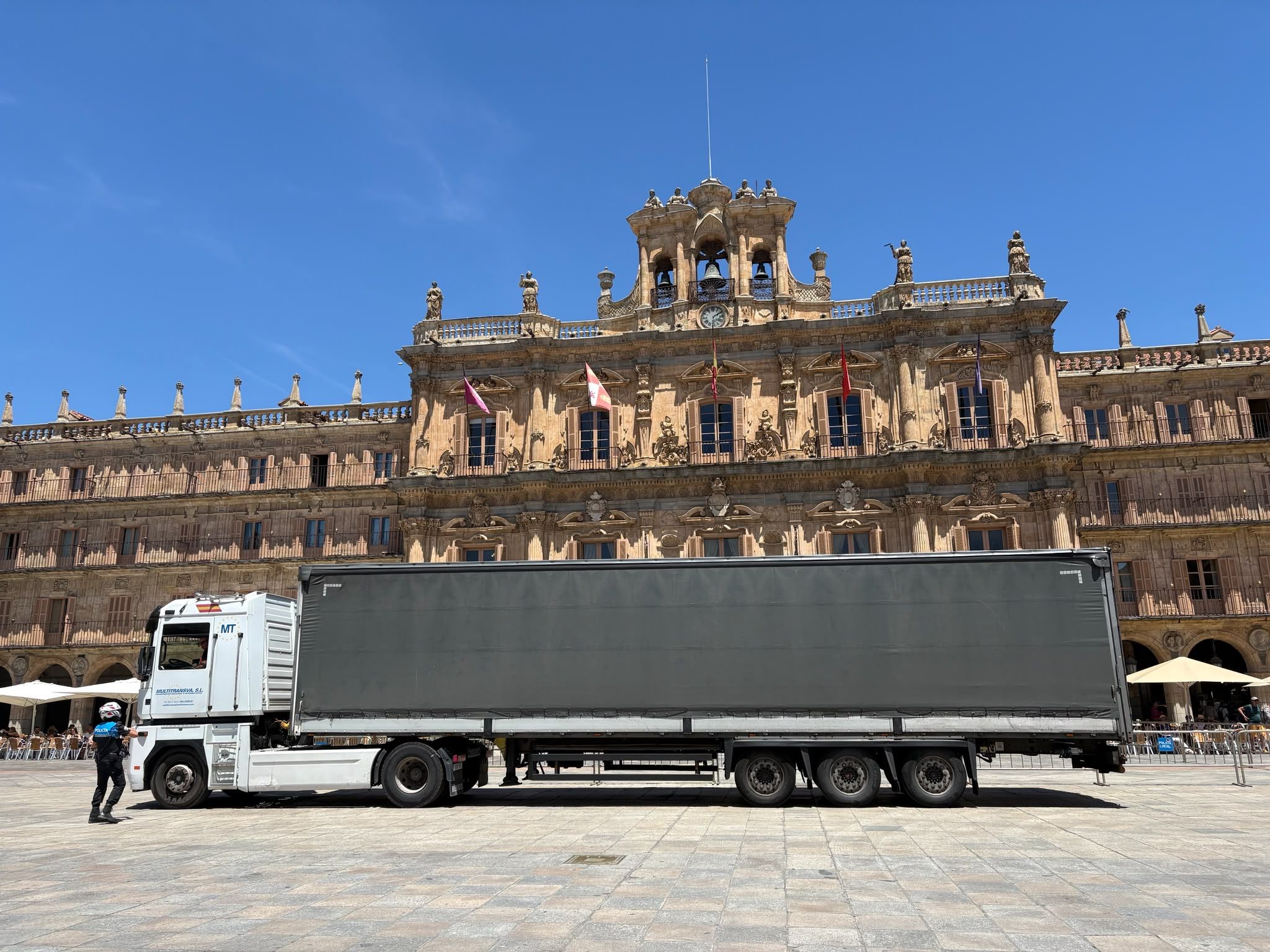 Dispositivo policial para introducir un camión de grandes dimensiones en la Plaza Mayor. 
