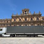 Dispositivo policial para introducir un camión de grandes dimensiones en la Plaza Mayor. 