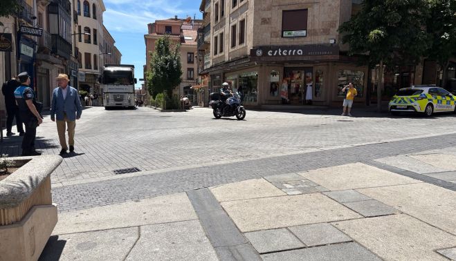 Dispositivo policial para introducir un camión de grandes dimensiones en la Plaza Mayor. Dispositivo policial para introducir un camión de grandes dimensiones en la Plaza Mayor.