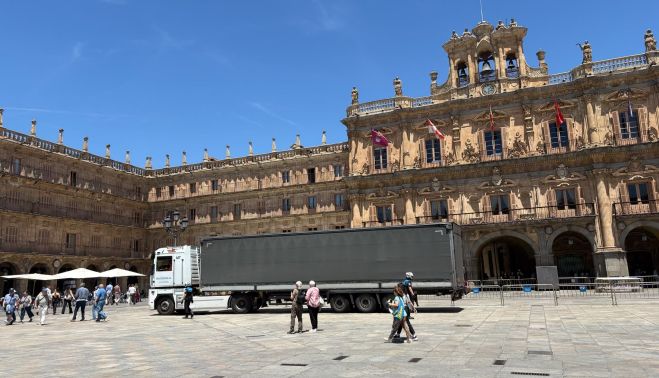 Dispositivo policial para introducir un camión de grandes dimensiones en la Plaza Mayor.(2) Dispositivo policial para introducir un camión de grandes dimensiones en la Plaza Mayor.(2)