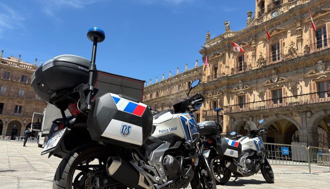 Dispositivo policial para introducir un camión de grandes dimensiones en la Plaza Mayor. Dispositivo policial para introducir un camión de grandes dimensiones en la Plaza Mayor.