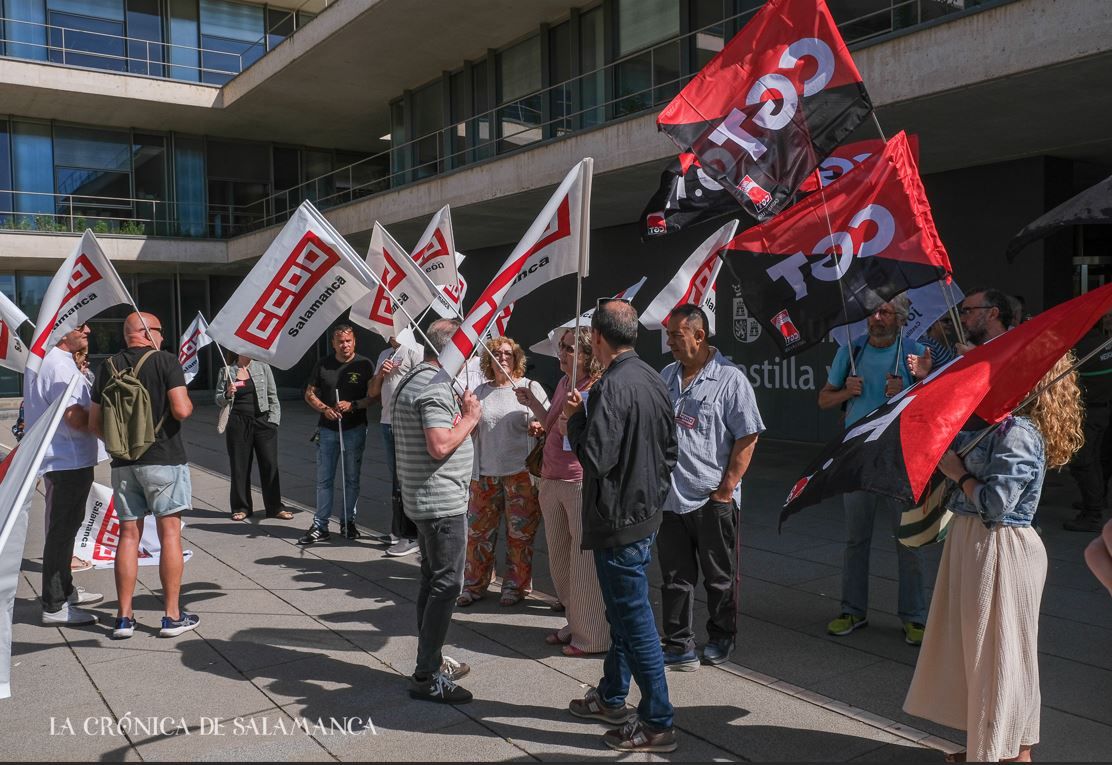 La protesta por las carencias del operativo contra los incendios. (Foto: Pablo de la Peña)