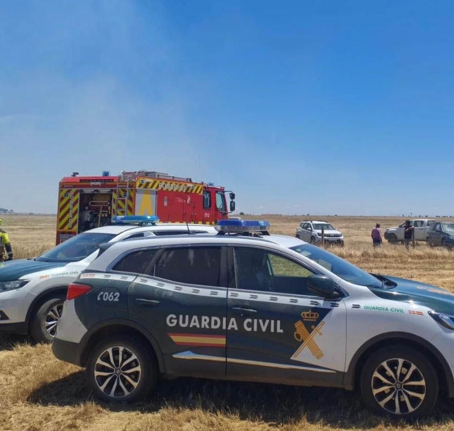 Varios vehículos de la Guardia Civil y Bomberos de la Diputación. (ARCHIVO)