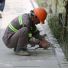 Un migrante trabajando en una reparación de una acera. Imagen. Pixabay