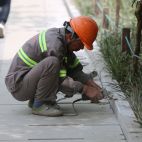 Un migrante trabajando en una reparación de una acera. Imagen. Pixabay