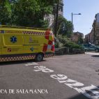 La ambulancia y la patrulla de la Policía Local en La Alamedilla. 