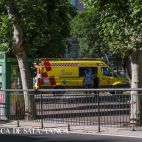 La ambulancia y la patrulla de la Policía Local en La Alamedilla. (ARCHIVO)