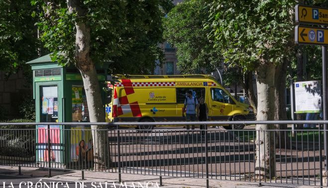 La ambulancia y la patrulla de la Policía Local en La Alamedilla. La ambulancia y la patrulla de la Policía Local en La Alamedilla.