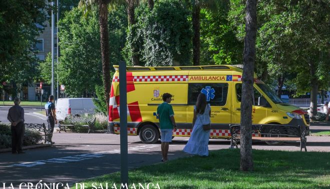 La ambulancia y la patrulla de la Policía Local en La Alamedilla. La ambulancia y la patrulla de la Policía Local en La Alamedilla.