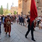 Desfile de la corporación municipal a la misa en honor de San Juan de Sahagún en la Catedral. 